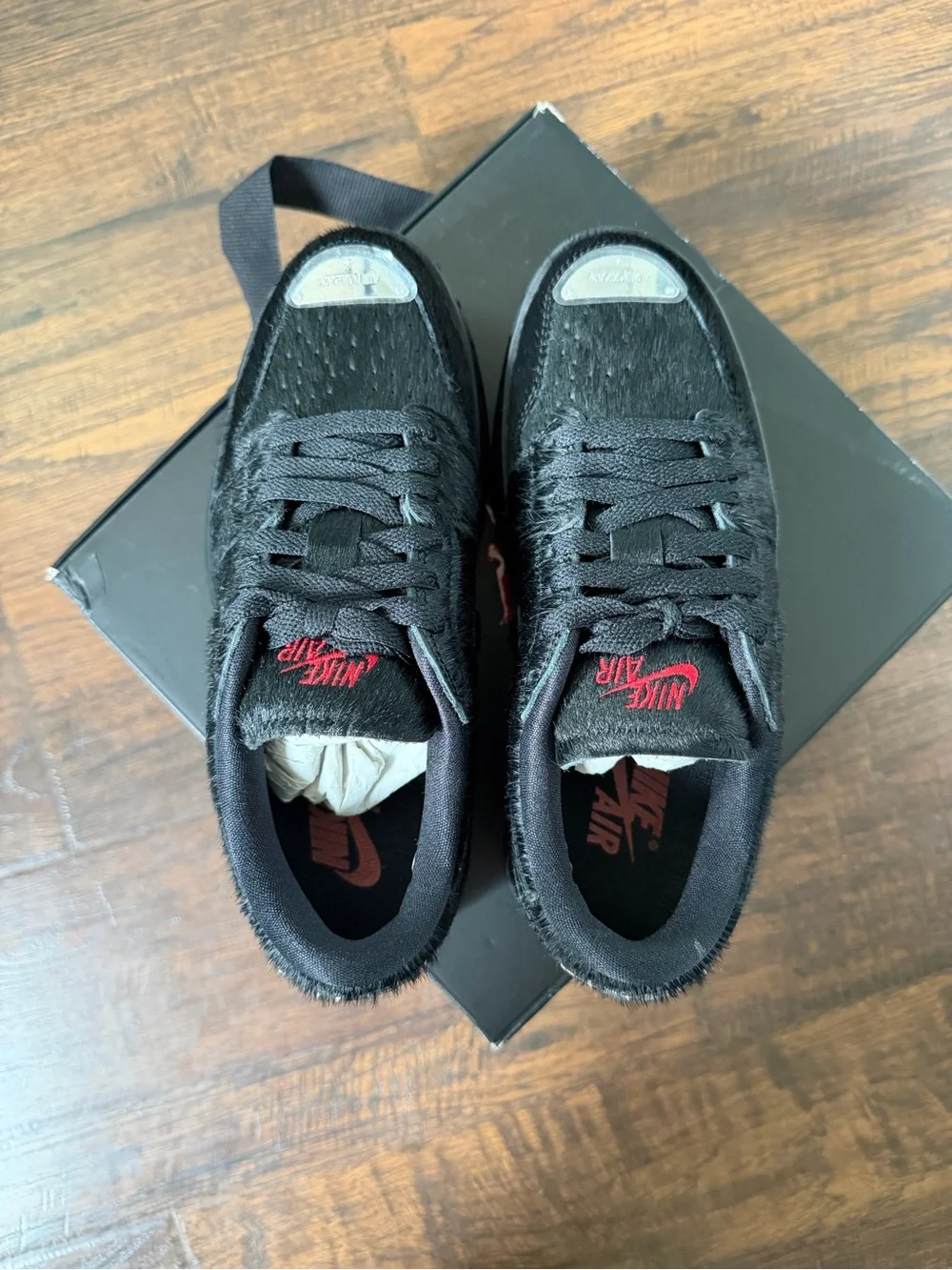 Jordan WMNS Platform Air Jordan 1 Low in Black with Red Logo